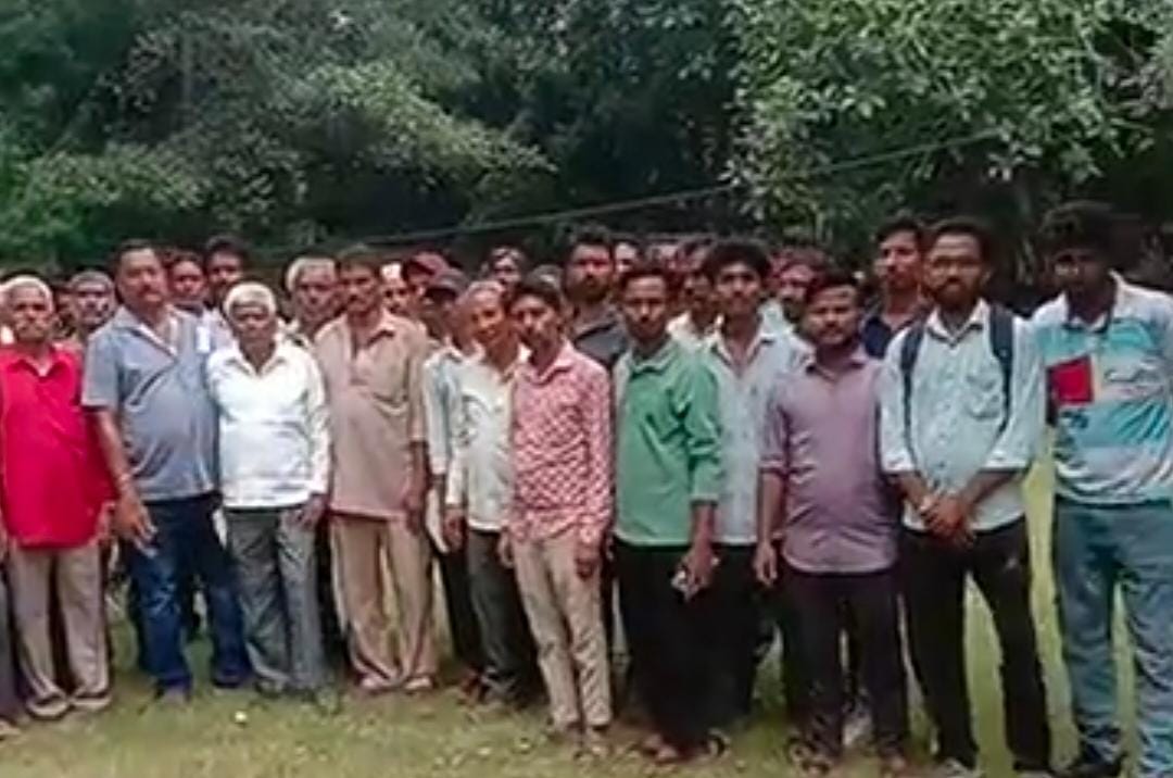 धाता के सामुदायिक भवन में पंचायत कार्यालय खोलने का विरोधः ग्रामीण बोले पुराने भवन की मरम्मत कराकर वहीं खोलें दफ्तर