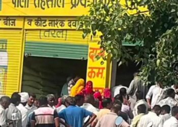 खाद के लिए 5 घंटे से किसान लाइन में लगेः बोले-जितनी खाद चाहिए उतनी नहीं मिल रही, कैसे करे फसलों की बुवाई