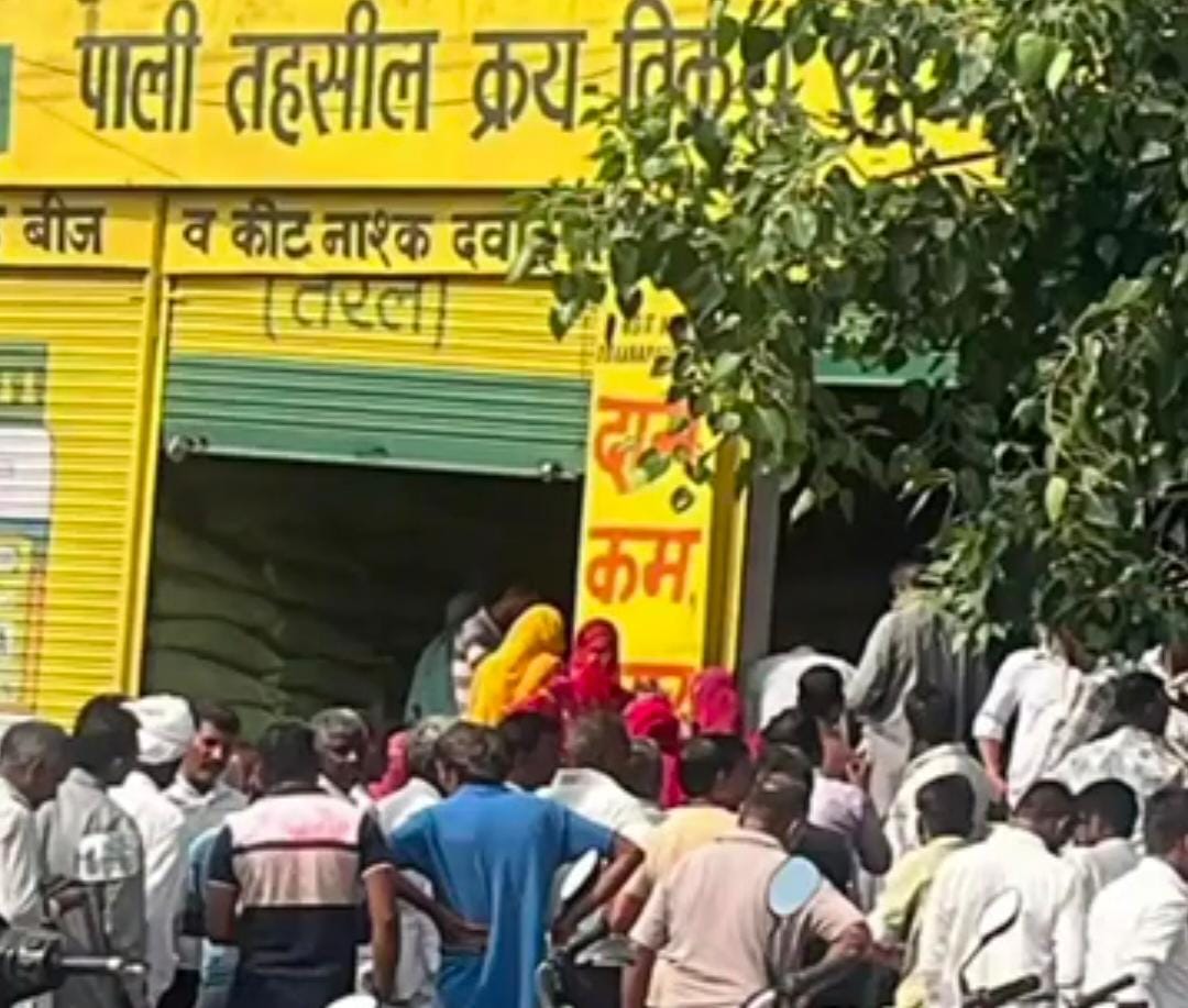 खाद के लिए 5 घंटे से किसान लाइन में लगेः बोले-जितनी खाद चाहिए उतनी नहीं मिल रही, कैसे करे फसलों की बुवाई