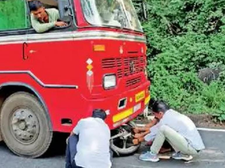 माउंट-ओवरटेक की कोशिश में बस से भिड़ी बाइक, 2 श्रद्धालु बचे