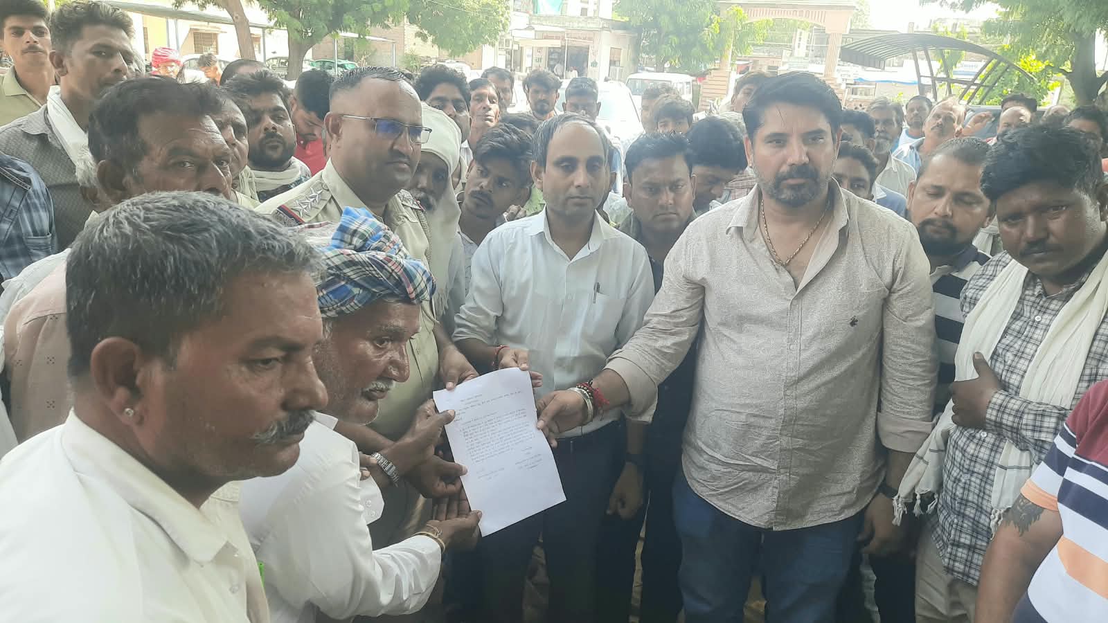 तखतगढ़-अज्ञात वाहन की टक्कर से युवक की मौत को लेकर आया नया मोड, संमझाइस पर बनी सहमति,कोसेलाव रोड पर हुई थी दुर्घटना
