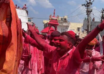 चार भुजा नाथ मन्दिर से सोने की पालकी में नगर भ्रमण पर निकले ठाकुरजी हाथी-घोड़े और शाही लवाजमा के साथ शोभायात्रा रवाना, दूधतलाई में होगा स्नान