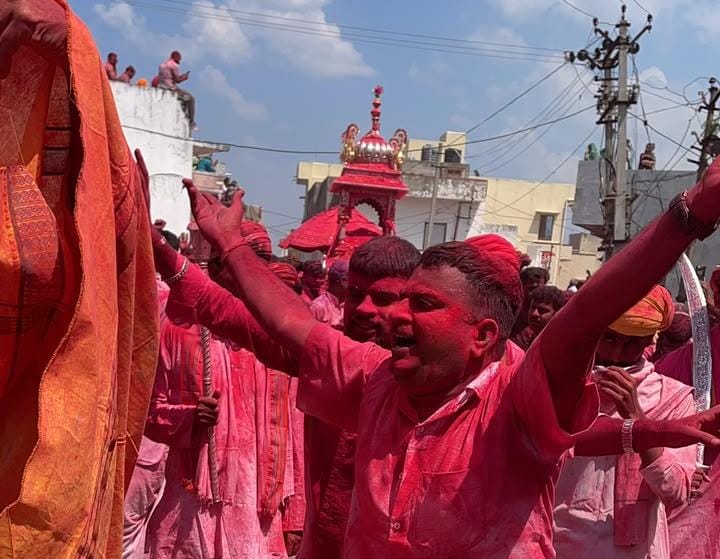 चार भुजा नाथ मन्दिर से सोने की पालकी में नगर भ्रमण पर निकले ठाकुरजी हाथी-घोड़े और शाही लवाजमा के साथ शोभायात्रा रवाना, दूधतलाई में होगा स्नान