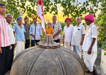 भन्दर ग्राम में मेघवाल समाज द्वारा गाजे बाजे के साथ&nbsp; रामदेव जी मंदिर पर ध्वजा चढ़ाई, महिलाओं ने गाये गीत