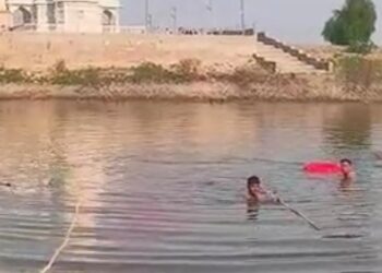 गणपति-विसर्जन के दौरान तालाब में डूबने से बच्चे की मौत: पानी में पड़ा नारियल लेने के लिए उतरा था; आधे घंटे के मशक्कत के बाद बाहर निकाला