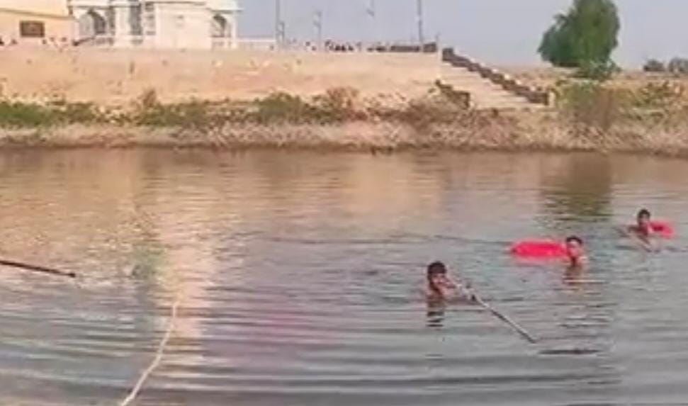 गणपति-विसर्जन के दौरान तालाब में डूबने से बच्चे की मौत: पानी में पड़ा नारियल लेने के लिए उतरा था; आधे घंटे के मशक्कत के बाद बाहर निकाला