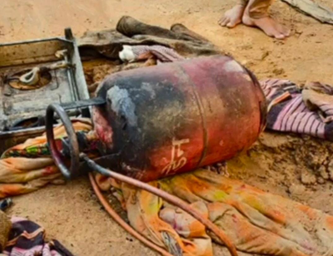 चाय बनाते समय गैस सिलेंडर में लगी आगः जलता सिलेंडर उठाकर घर से बाहर ले गया बुजुर्ग, बड़ा हादसा टला