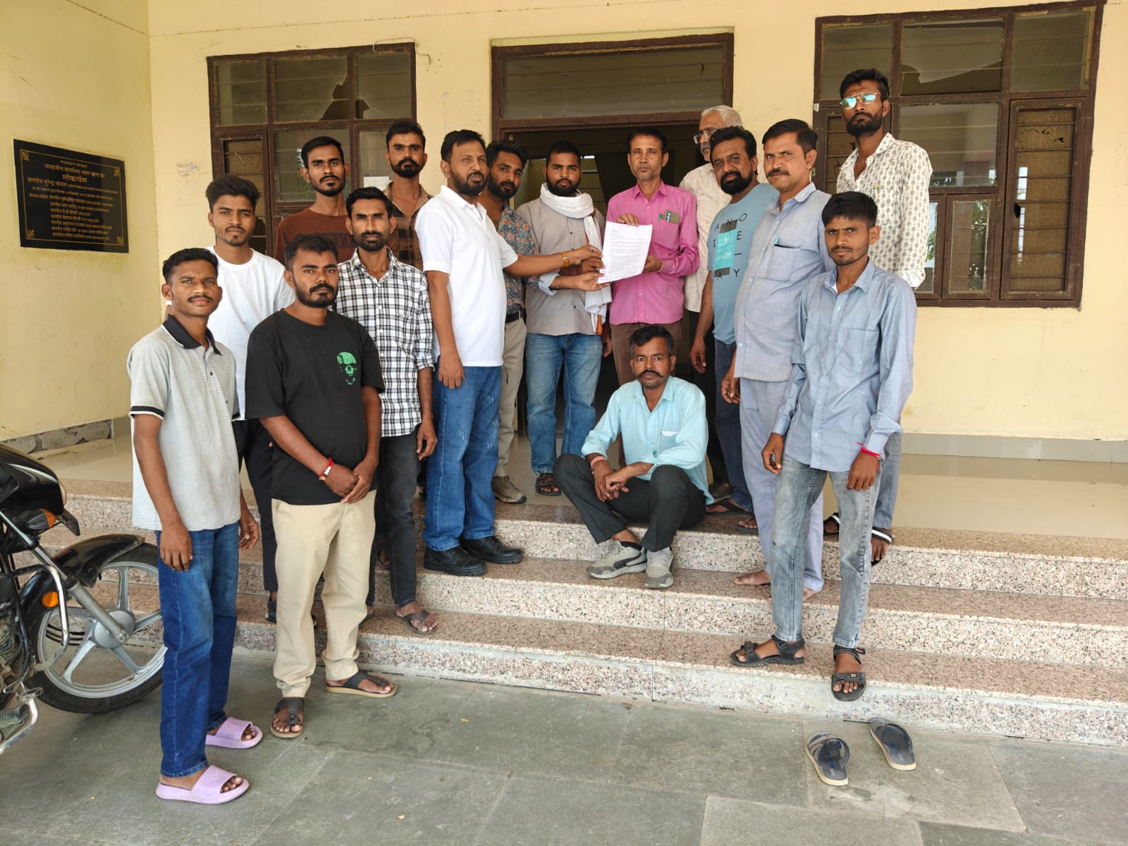 नाना ग्राम में आरक्षण बचाओ व यूजीसी को लागू करो को लेकर नायब तहसीलदार को राज्यपाल के नाम ज्ञापन दिया