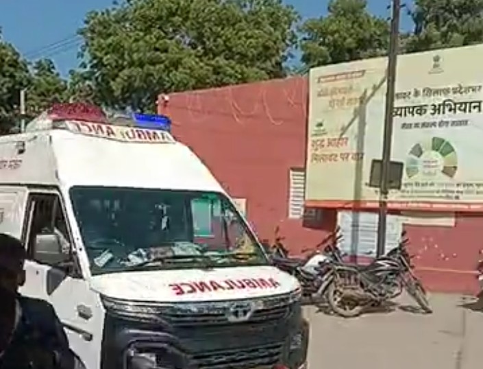मिक्सर मशीन में महिला श्रमिक का हाथ फंसाः मनादर गांव में निर्माण कार्य के दौरान हादसा, सिरोही ट्रॉमा सेंटर में इलाज जारी