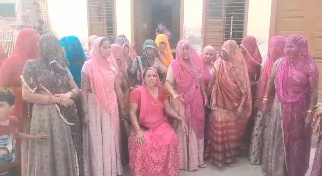 पादरली मे नर्मदा नीर की 2 महिनो से भारी किल्लत महिलाओं में आक्रोश!