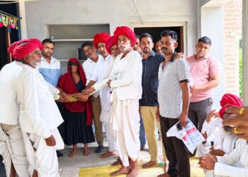 सेंदला गाँव मे देवासी समाज के युवाओं ने समाज के पीड़ित परिवार की आर्थिक मदद की