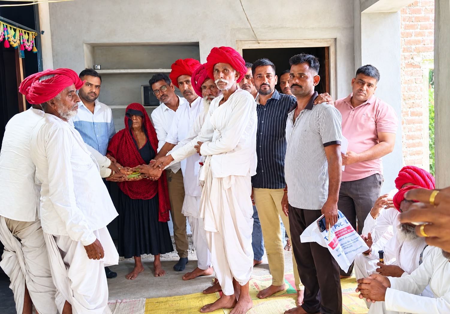 सेंदला गाँव मे देवासी समाज के युवाओं ने समाज के पीड़ित परिवार की आर्थिक मदद की