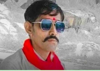 छत पर सोए युवक का सुबह आंगन में मिला शवः सिर और आंख पर मिले चोट के निशान, परिवार ने जताई हत्या की आशंका