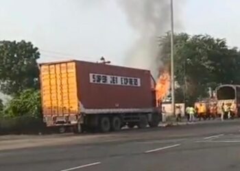कंटेनर के केबिन में लगी भीषण आगः उडवारिया टोल प्लाजा के पास केबिन जलकर खाक, शॉर्ट सर्किट से हादसा