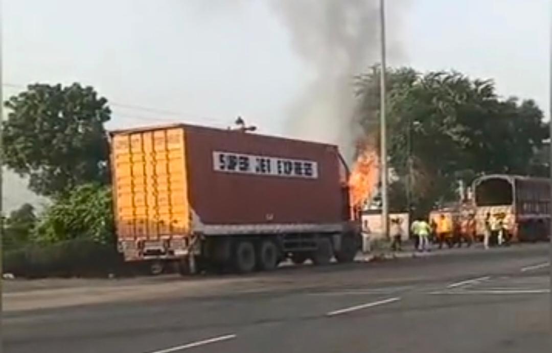 कंटेनर के केबिन में लगी भीषण आगः उडवारिया टोल प्लाजा के पास केबिन जलकर खाक, शॉर्ट सर्किट से हादसा