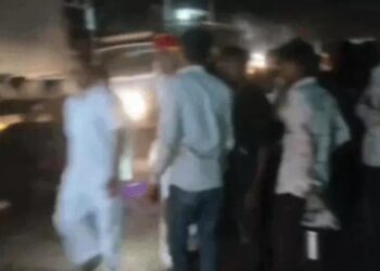 सांड को हटाने गया युवक ट्रेलर के नीचे आया, मौतः सींग मारा तो युवक का बैलेंस बिगड़ा; सब्जी खरीदने आया था, ट्रेलर जब्त