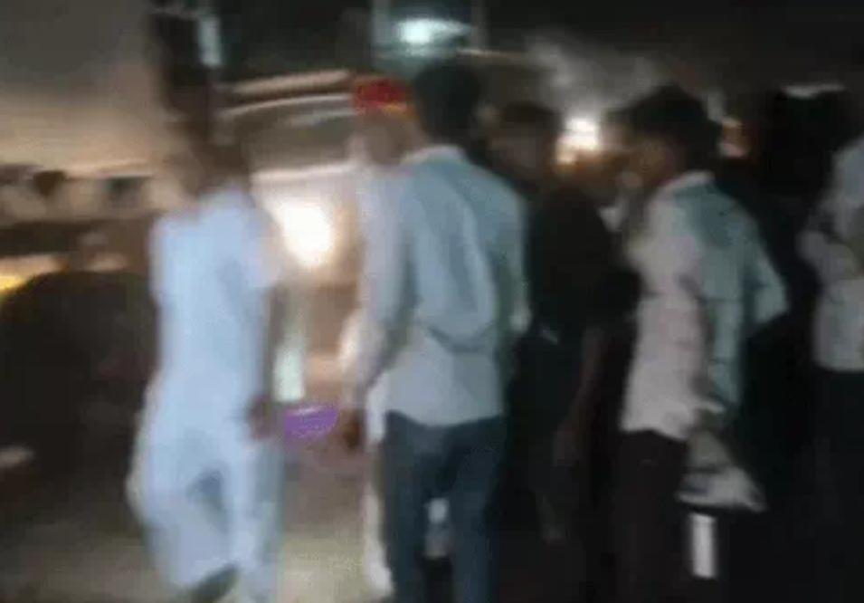 सांड को हटाने गया युवक ट्रेलर के नीचे आया, मौतः सींग मारा तो युवक का बैलेंस बिगड़ा; सब्जी खरीदने आया था, ट्रेलर जब्त