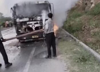 चलते ट्रेलर में लगी आग, ड्राइवर ने कूदकर बचाई जानः शॉर्ट सर्किट से लगी आग, गोगुंदा-उदयपुर हाईवे पर आधा घंटा जाम रहा ट्रैफिक