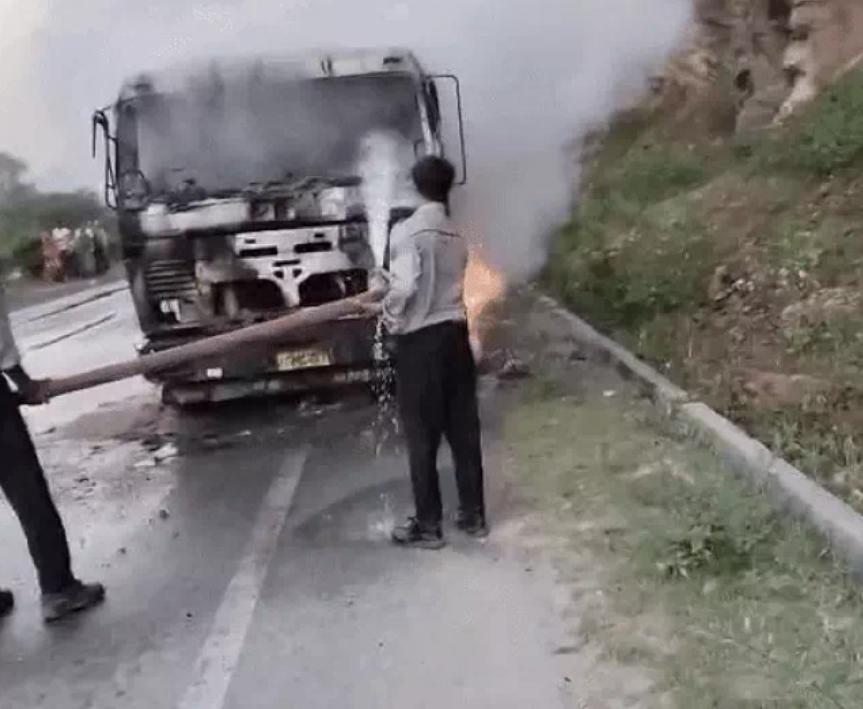 चलते ट्रेलर में लगी आग, ड्राइवर ने कूदकर बचाई जानः शॉर्ट सर्किट से लगी आग, गोगुंदा-उदयपुर हाईवे पर आधा घंटा जाम रहा ट्रैफिक