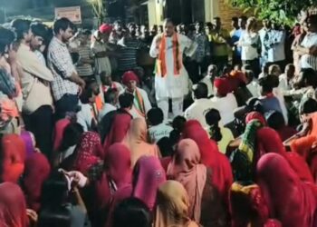 तखतगढ-कैबिनेट मंत्री के मध्य रात वार्ड 2 मे समस्याओ का भारी विरोध के बाद बोले विकास तो मुझे ही करवाना है आपकी मर्जी हो वहा वोट देना