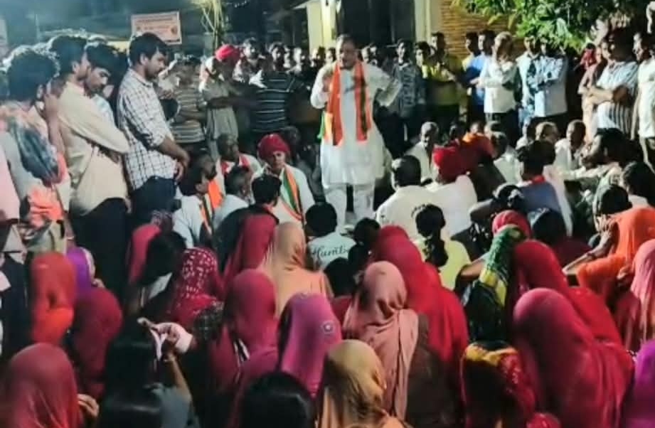 तखतगढ-कैबिनेट मंत्री के मध्य रात वार्ड 2 मे समस्याओ का भारी विरोध के बाद बोले विकास तो मुझे ही करवाना है आपकी मर्जी हो वहा वोट देना