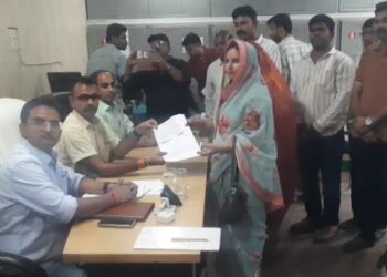 तखतगढ-कांग्रेस प्रत्याशी सरोज मेवाडा ने अपने समर्थको के साथ रिटर्निंग ऑफिसर के समक्ष अध्यक्ष पद हेतु नामांकन दाखिल किया