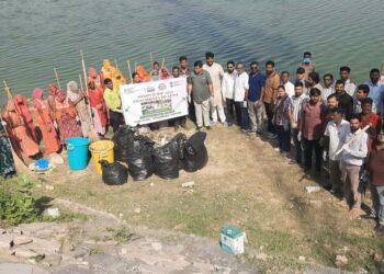 तखतगढ-हाथों में गलौज पहनकर कस्सी, पावडे एव झाड़ु लगातार तालाब मे एक घण्टे तक श्रमदान कर स्वच्छता ही सेवा थीम का दिया स्वच्छता संदेश
