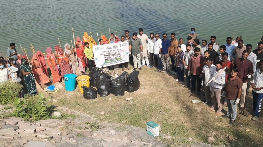 तखतगढ-हाथों में गलौज पहनकर कस्सी, पावडे एव झाड़ु लगातार तालाब मे एक घण्टे तक श्रमदान कर स्वच्छता ही सेवा थीम का दिया स्वच्छता संदेश