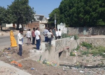 तखतगढ़ के गंवई तालाब में भयंकर गंदगी की दूर दूर फैलती दुर्गंध को लेकर ईओ एव पालिका अध्यक्ष ने किया निरीक्षण
