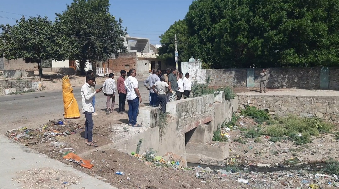 तखतगढ़ के गंवई तालाब में भयंकर गंदगी की दूर दूर फैलती दुर्गंध को लेकर ईओ एव पालिका अध्यक्ष ने किया निरीक्षण