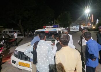 दुजाना टोल प्लाजा के पास सड़क हादसा, पति-पत्नी गंभीर घायल, लोडिंग रिक्शा ने मोटरसाइकिल को पीछे से मारी टक्कर, सुमेरपुर रेफर
