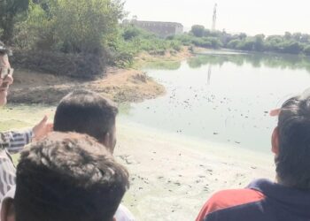 गंवई तालाब में फैलती भयंकर दुर्गंध से नारकीय जीवन जी रहे लोगो का आखिर फुटा गुस्सा,तालाब के पास टेन्ट लगाकर धरना-प्रदर्शन पर उतरने को हुए मजबूर
