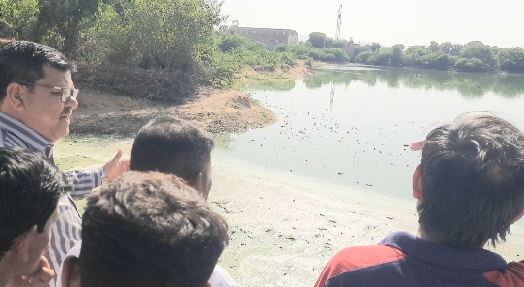 गंवई तालाब में फैलती भयंकर दुर्गंध से नारकीय जीवन जी रहे लोगो का आखिर फुटा गुस्सा,तालाब के पास टेन्ट लगाकर धरना-प्रदर्शन पर उतरने को हुए मजबूर