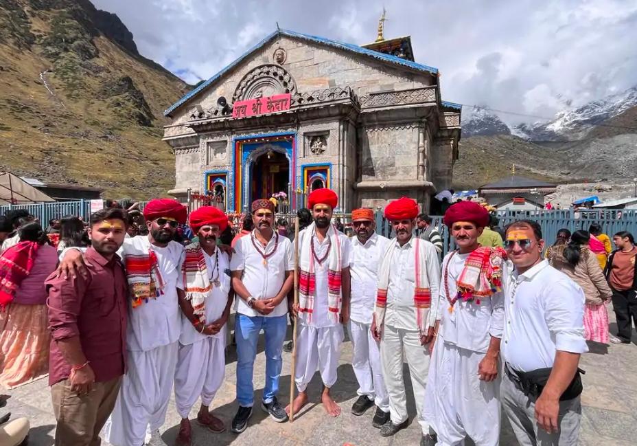 जोजावर के श्रद्धालु राजस्थानी वेशभूषा में केदारनाथ पहुंचेः सुख-समृद्धि की कामना की, अन्य यात्रियों के लिए आकर्षण का केंद्र बने