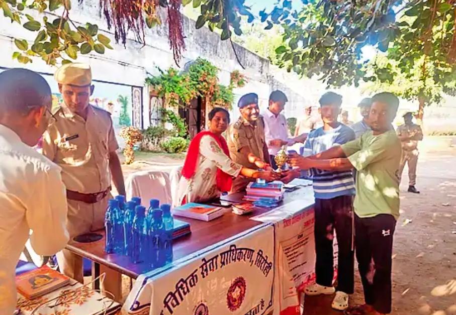 सिरोही-जेल में भजन-कीर्तन, वॉलीबॉल व कैरम बोर्ड पर बंदियों का दिखा हुनर