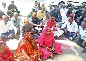 माउंट-कैबिन सील होने से रोजी-रोटी का संकट, कांग्रेस ने पालिका के बाहर दिया धरना