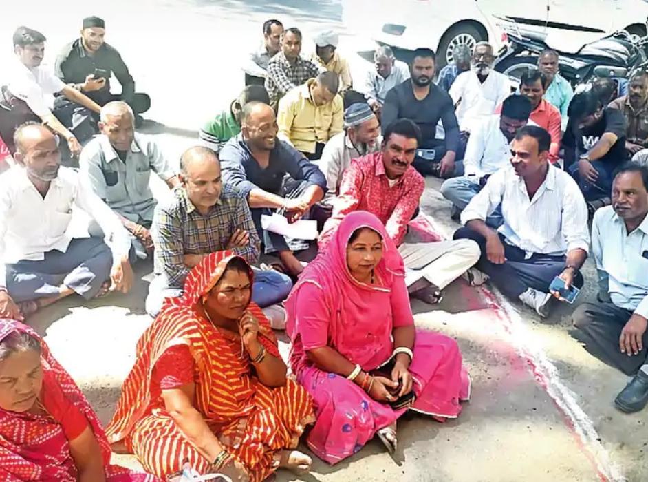 माउंट-कैबिन सील होने से रोजी-रोटी का संकट, कांग्रेस ने पालिका के बाहर दिया धरना