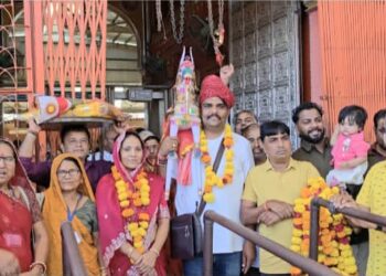 तखतगढ-जन जन के आस्था के प्रतिक बाबा रामदेव जी रूमेचा नगरी 300 वार्ड वासीयो के साथ पहुचे निर्दलीय पार्षद पत्नि के साथ पति