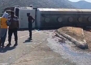 गाय को बचाने में रिफाइंड तेल से भरा टैंकर पलटाःड्राइवर घायल, डेढ़ घंटे जाम; गड्ढे से तेल लूट ले गए ग्रामीण