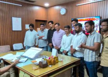 गरबा में अश्लीलता रोकने और सुरक्षा बढ़ाने की मांगः बजरंग दल और विश्व हिंदू परिषद ने जिला कलेक्टर और एसपी को ज्ञापन सौंपा