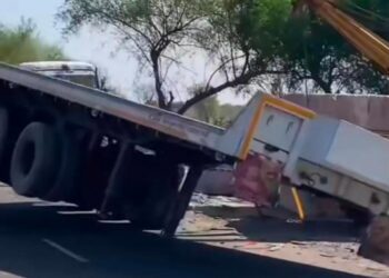 अचानक ब्रेक लगाने से पलटा ट्रेलर: लोडिंग वाहन से तीन बड़े ग्रेनाइट ब्लॉक सड़क पर गिरे, गाय को बचाने में हुआ हादसा