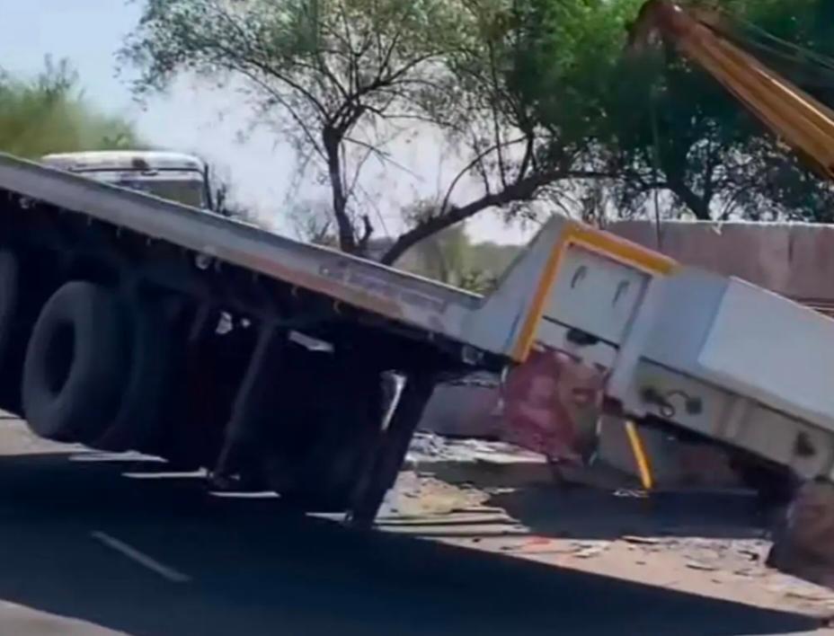 अचानक ब्रेक लगाने से पलटा ट्रेलर: लोडिंग वाहन से तीन बड़े ग्रेनाइट ब्लॉक सड़क पर गिरे, गाय को बचाने में हुआ हादसा