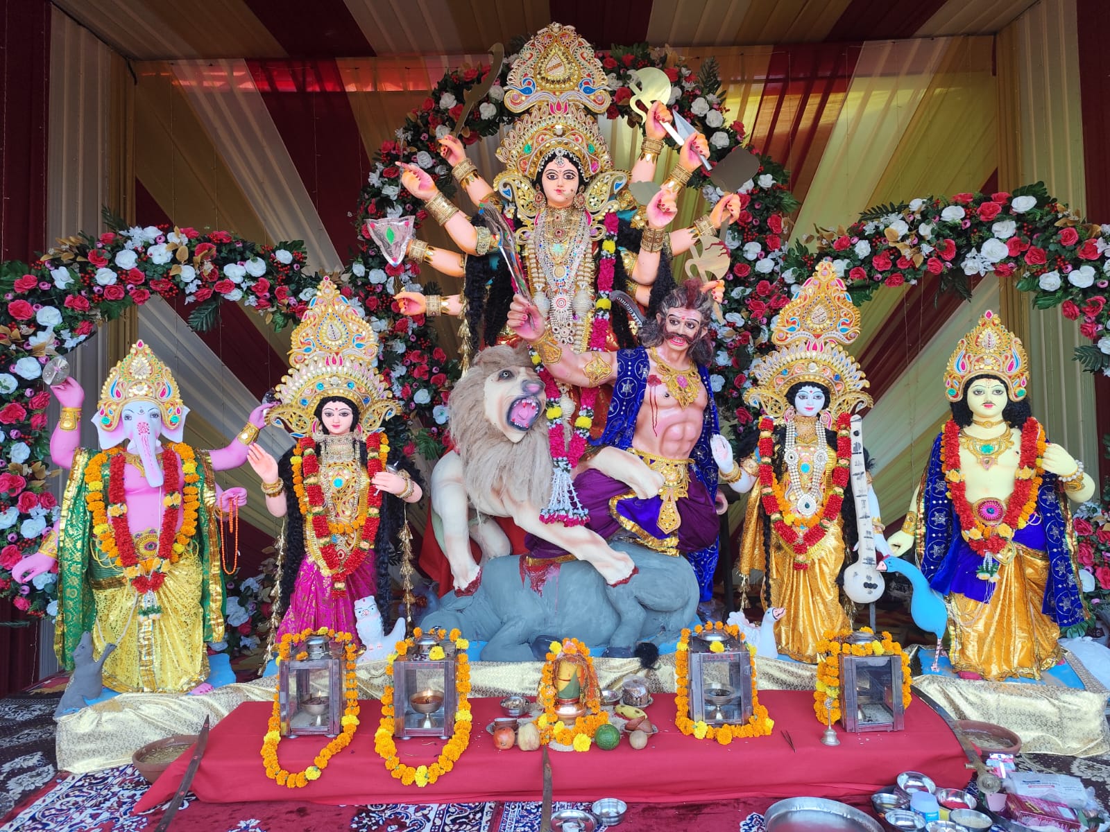 सिरोही-रामझरोखा मैदान मे माता की प्रतिमा की विराजमान, हर्षौल्लास से की घट स्थापना, आरासना अम्बाजी से लाई ज्योत, आरती में उमड़े श्रद्धालु