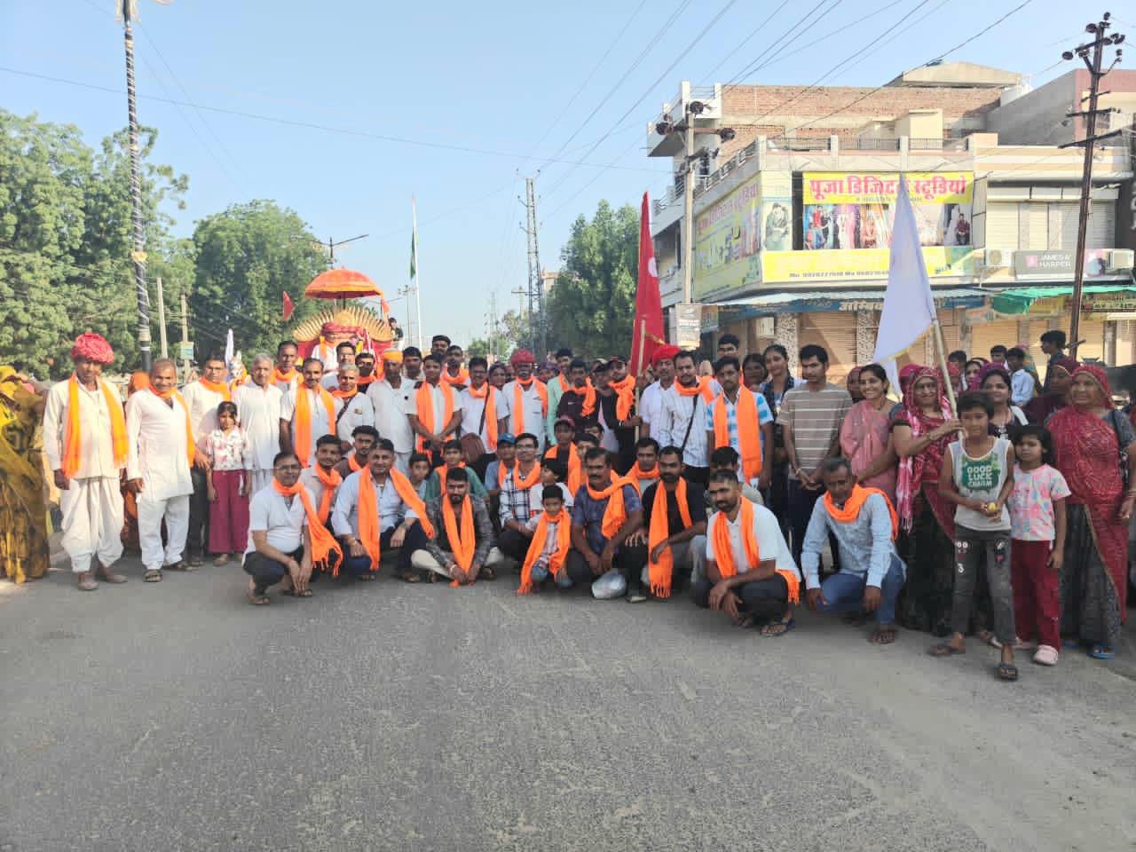 सोलंकी वंशज के घांची समाज सेवा समिति तखतगढ की 9वी पैदल संघ यात्रा तखतगढ से भीनमाल तलेटी क्षेमंकरी माता के लिए धुमधाम से रवाना