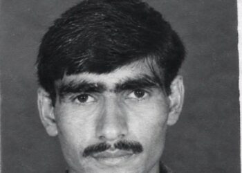 बागोड़ा में अनियंत्रित कार ने युवक को कुचला, मौत: पेड़ और बिजली के खंभे के बीच फंसा युवक; 20 मिनट की मशक्कत के बाद निकाला