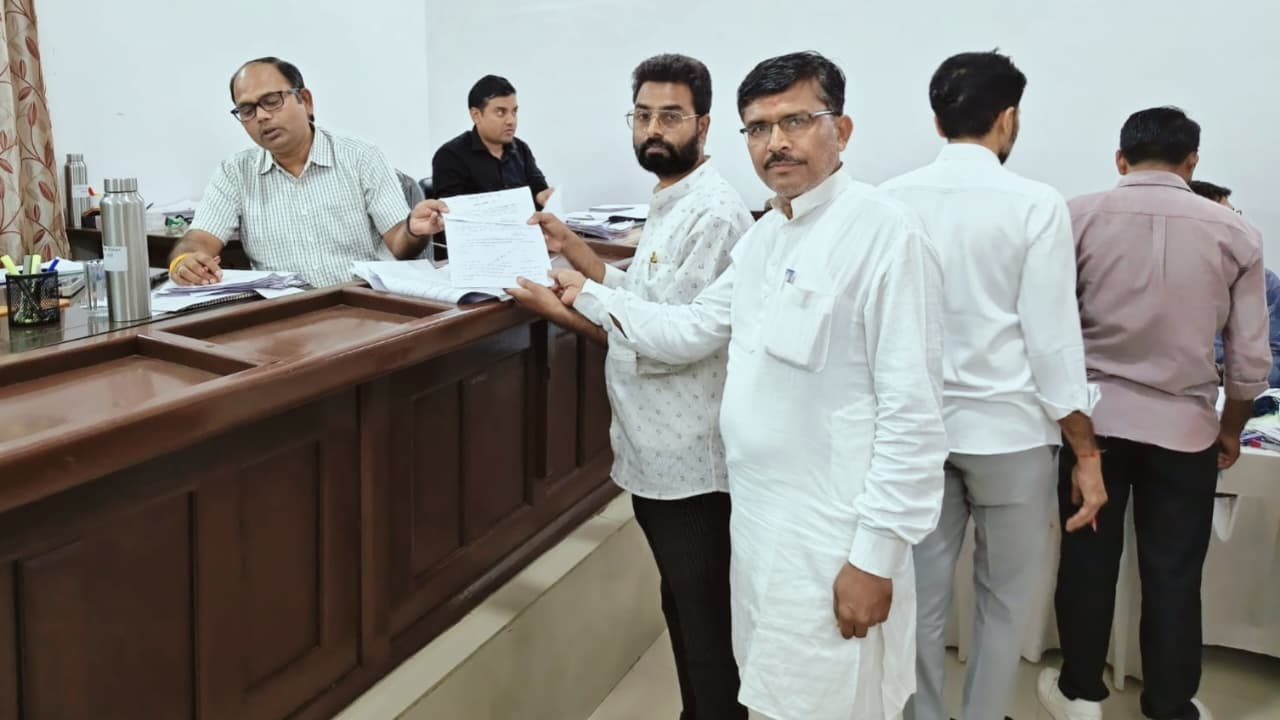 पाली जिला परिषद वार्ड 12 से एडवोकेट दिलीप कुमार मीणा को मिला कांग्रेस का टिकट, नामांकन किय्या पेश