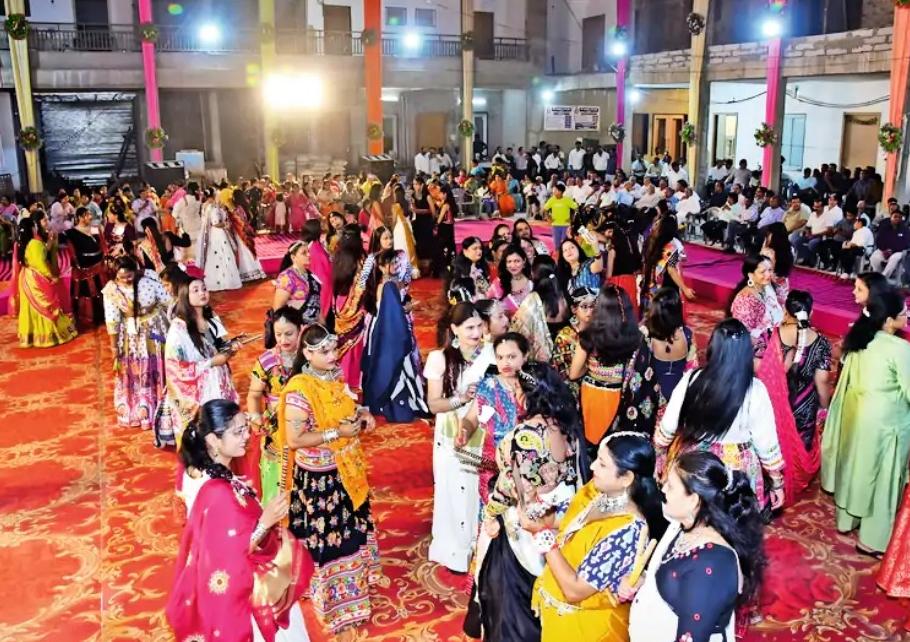 अग्रवाल समाज की गरबा स्पर्धा, तीन वर्गों में प्रतिभागियों ने दिखाई प्रतिभा
