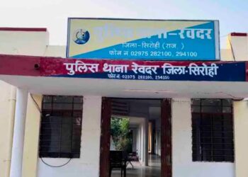 रेवदर-तारबंदी तोड़कर खेत में घुसी कार, युवक की मौत: खेत में काम कर रहा था; ड्राइवर फरार, जीप जब्त