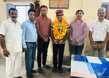 नर्सिंग अधिकारी से वरिष्ठ नर्सिंग अधिकारी पद पर पदोन्नति होने पर भंवर दास वैष्णव का किया बहुमान