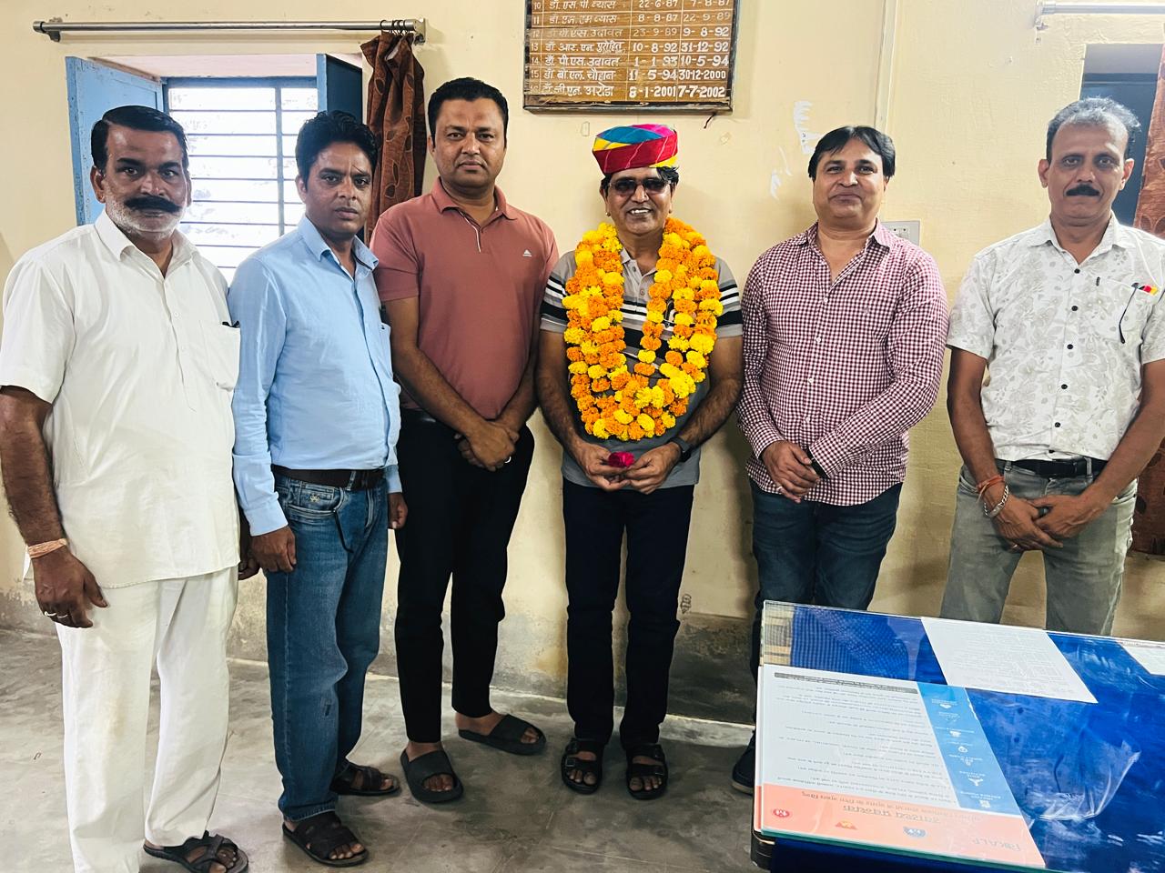 नर्सिंग अधिकारी से वरिष्ठ नर्सिंग अधिकारी पद पर पदोन्नति होने पर भंवर दास वैष्णव का किया बहुमान
